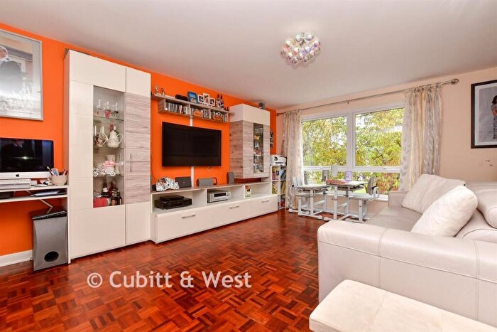 2 Bedroom Maisonette For Sale In Upton Dene, Sutton, Surrey, SM2