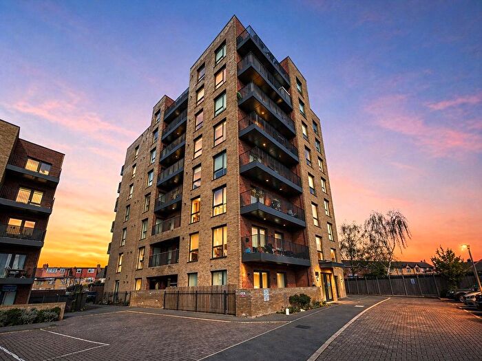 2 Bedroom Flat For Sale In Botany Court, Parva Grove, Perivale, UB6