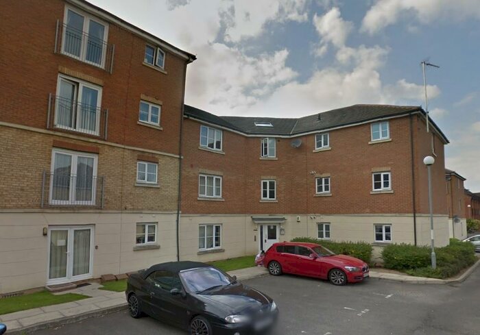 3 Bedroom Flat To Rent In St. Lukes Court, Hatfield, AL10