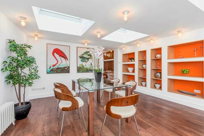 4 Bedroom Mews To Rent In Kinnerton Place North, Knightsbridge, SW1