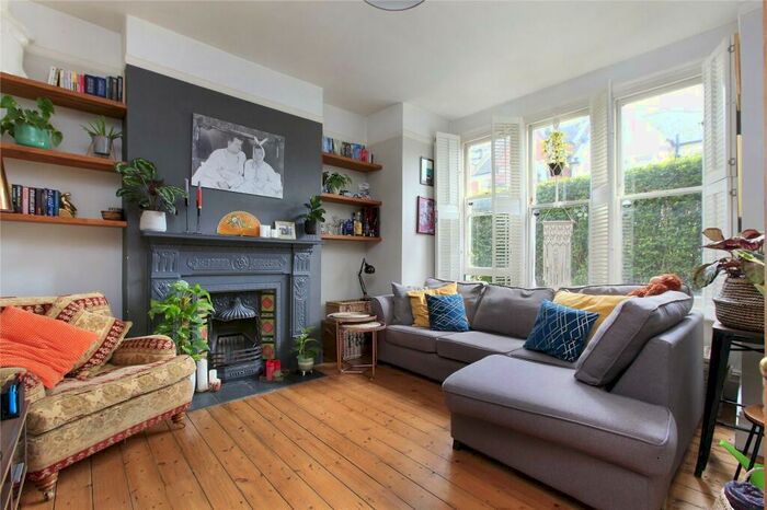 2 Bedroom Flat To Rent In Lynn Road, Balham, London, SW12