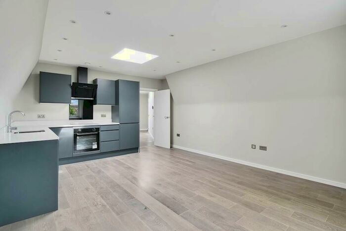 1 Bedroom Flat To Rent In Links Avenue, Morden, Surrey, SM4