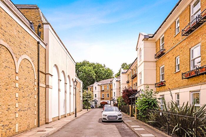 2 Bedroom Flat To Rent In Deerhurst Crescent, Hampton Hill, Hampton, TW12