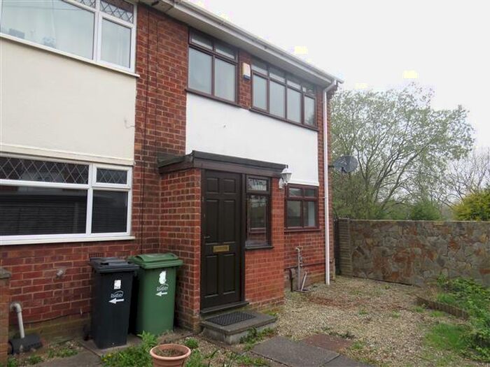 3 Bedroom House To Rent In The Close, Halesowen, B63