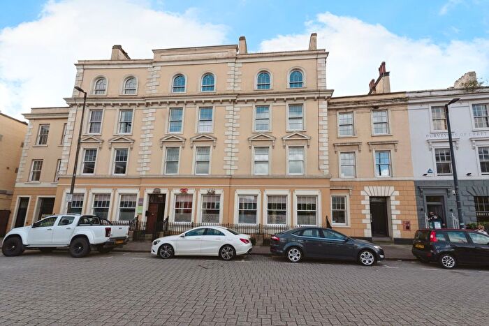 2 Bedroom Flat To Rent In Bute Crescent, Cardiff, CF10