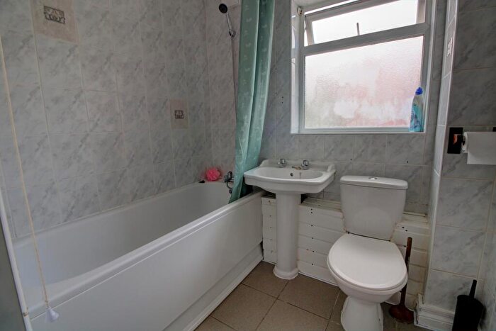 2 Bedroom Maisonette For Sale In Baron Court, Reading, RG30
