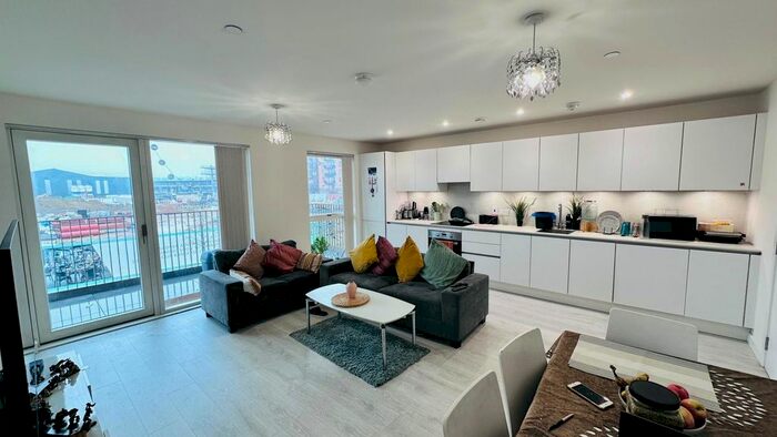 2 Bedroom Flat To Rent In Meadowview Close, Harrow, HA1