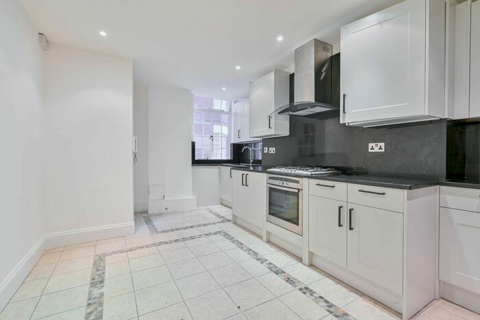2 Bedroom Flat To Rent In George Street, Marylebone, London, W1H
