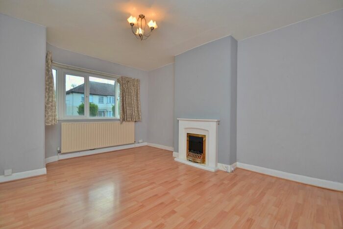 2 Bedroom Flat To Rent In Sandringham Drive, Moortown, Leeds, LS17