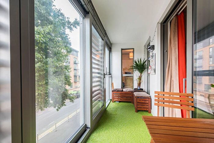 1 Bedroom Flat For Sale In Great West Quarter, Brentford, Brentfort, TW8