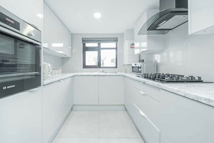 2 Bedroom Flat For Sale In Hendon Way, Golders Green, NW2