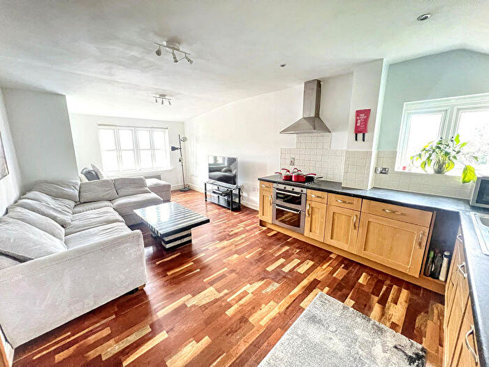 2 Bedroom Flat For Sale In Magdalene Gardens, London, N20