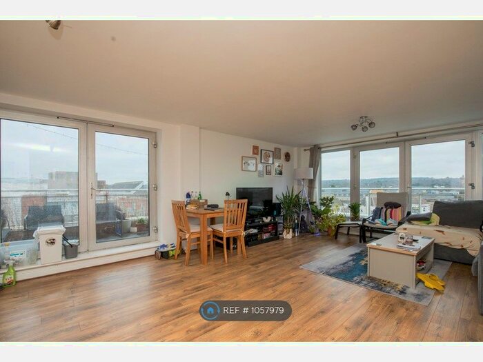 2 Bedroom Flat To Rent In Hudson House, Epsom, KT19