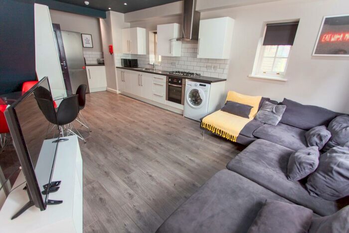 6 Bedroom Semi-Detached House To Rent In Cheapside, L2