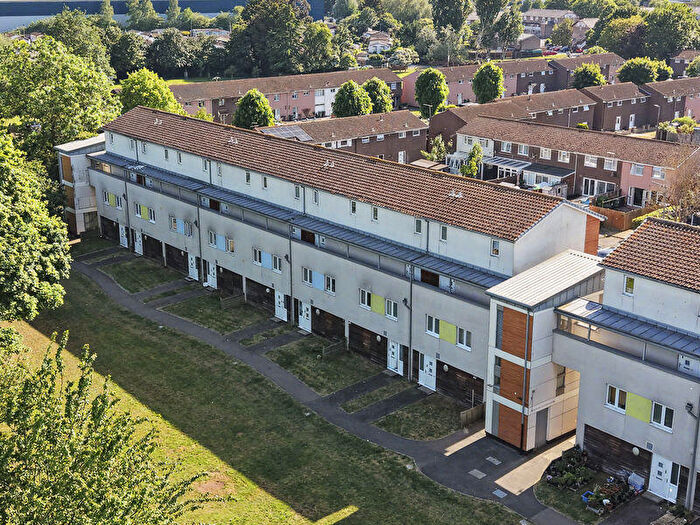 3 Bedroom Maisonette For Sale In Fishers Close, Waltham Cross, EN8