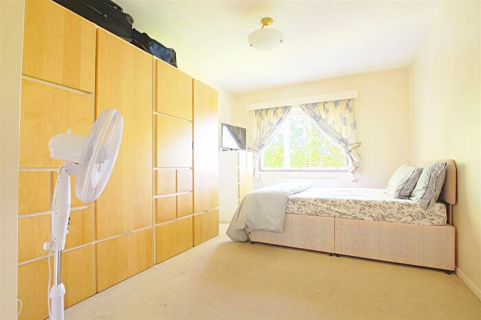 2 Bedroom Flat To Rent In Pinewood Grove, Ealing, W5