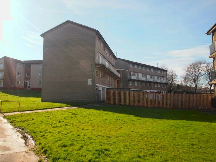 2 Bedroom Flat To Rent In Ross Place, Sprinhall, G73