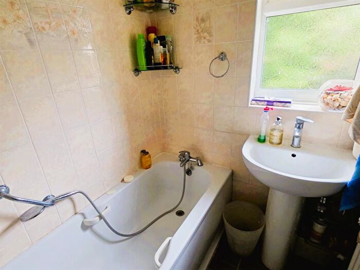 3 Bedroom End Terrace House To Rent In Marlins Turn, Hemel Hempstead, HP1