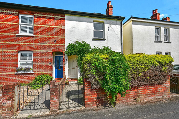 3 Bedroom Semi Detached House For Sale In York Road, Farnborough, GU14