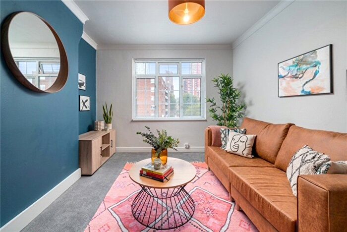 3 Bedroom Flat For Sale In Davidson Gardens, London, SW8