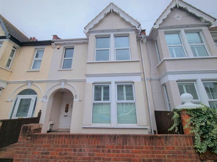 2 Bedroom Flat To Rent In Hainault Avenue, Westcliff-On-Sea, SS0