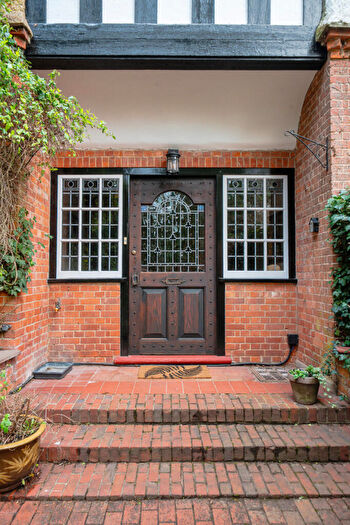 3 Bedroom Maisonette For Sale In Salisbury Road, Farnborough, GU14