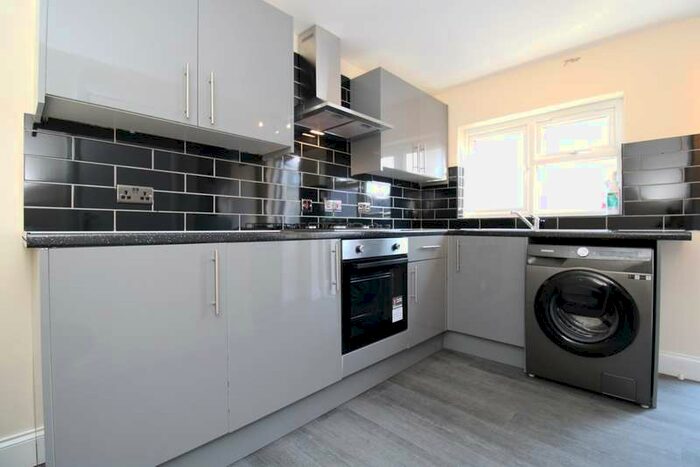 1 Bedroom Flat To Rent In Red Lion Road, Surbiton, KT6