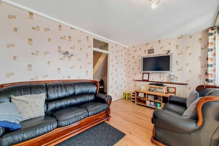 3 Bedroom Flat To Rent In Stanswood Gardens, Camberwell, London, SE5