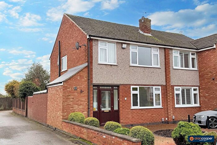 3 Bedroom Semi-Detached House For Sale In Stafford Close, Bulkington, CV12