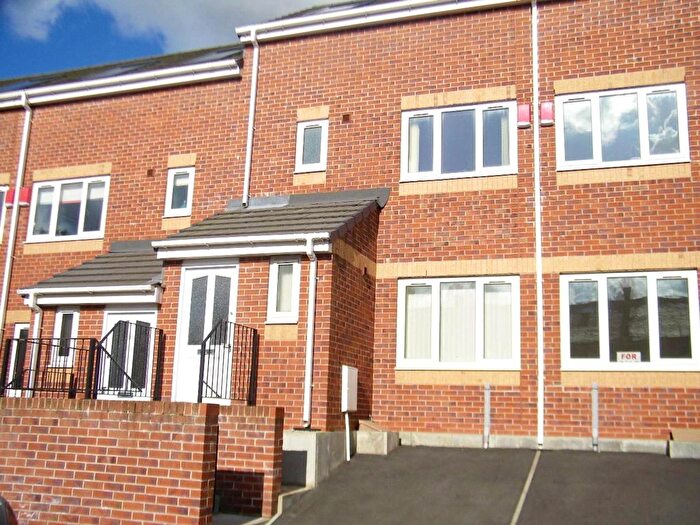 3 Bedroom Town House To Rent In Stoneclough Mews, Oldham, Greater Manchester, OL1