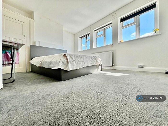 3 Bedroom Flat To Rent In High Street, West Wickham, BR4