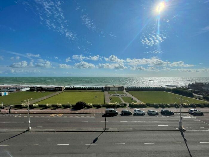 3 Bedroom Apartment To Rent In Kingsway, Hove, BN3