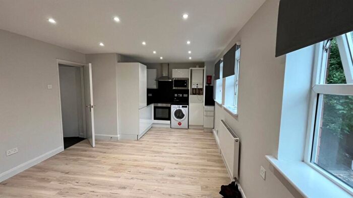 3 Bedroom Flat To Rent In Flat Headingley Rise, Welton Road, Leeds, LS6