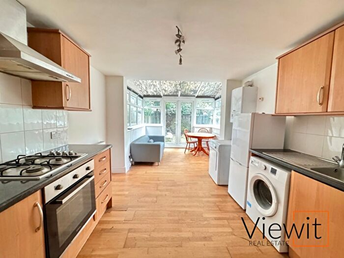 3 Bedroom Flat To Rent In Kingswood Road, London, SW2