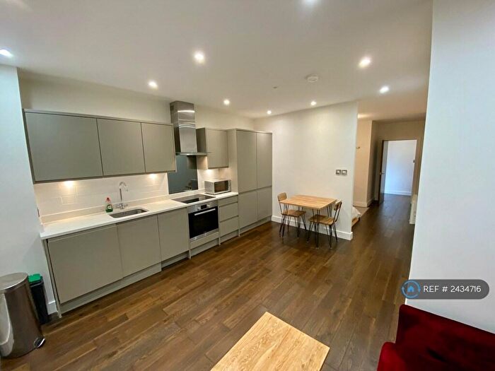 Studio To Rent In Walsingham House, London, N20