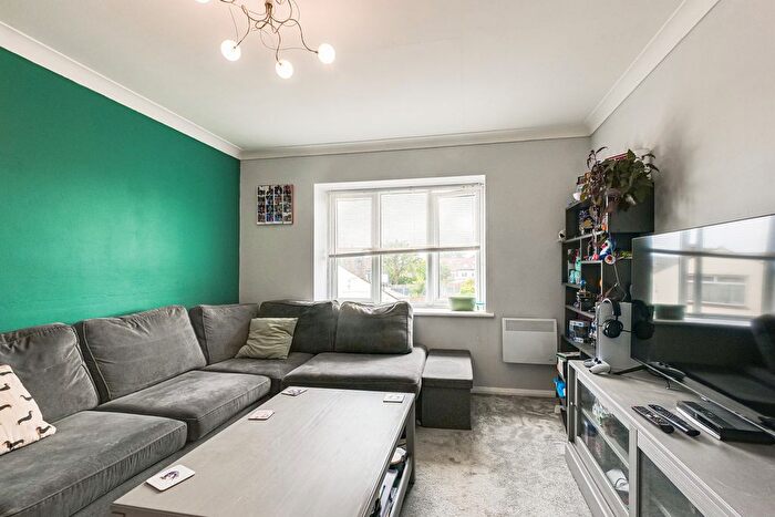 2 Bedroom Flat For Sale In Arterial Road, Leigh-On-Sea, SS9