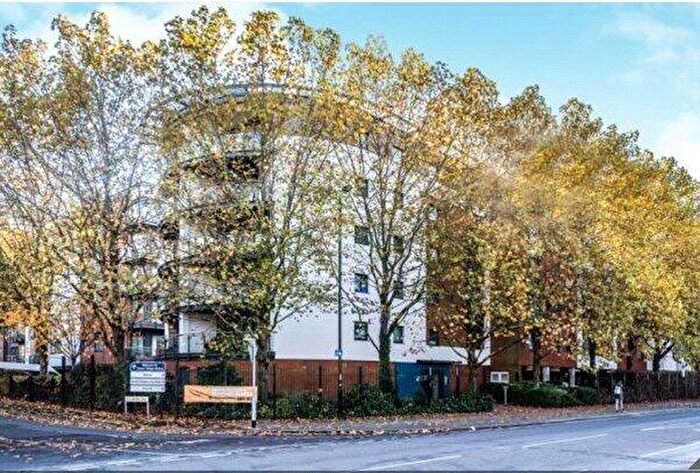 2 Bedroom Apartment For Sale In Channel Way, Southampton, Hampshire, SO14