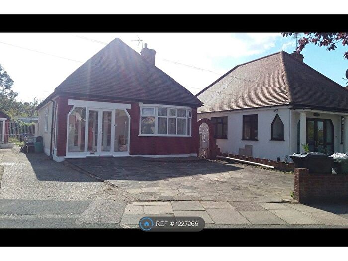 2 Bedroom Bungalow To Rent In Stradbroke Grove, Ilford, IG5