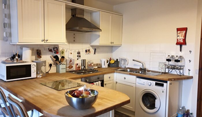 2 Bedroom Flat To Rent In Charming Bed Student Flat // Aug, LN2