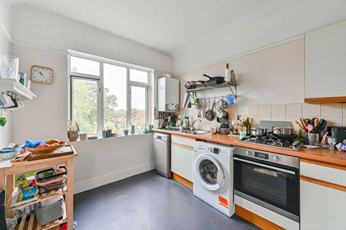 2 Bedroom Flat For Sale In Cromwell Avenue, Bromley, BR2