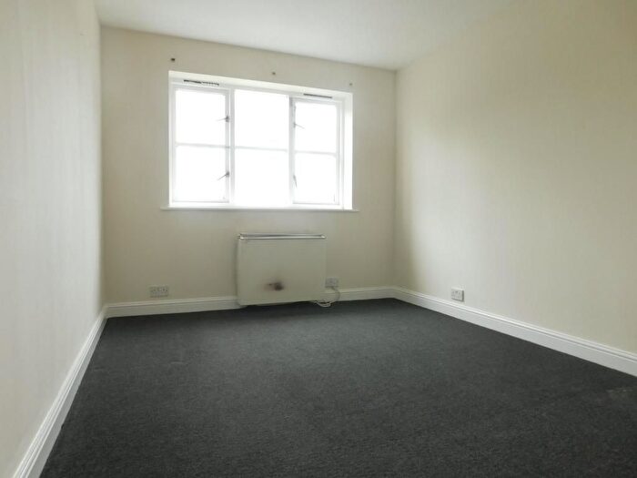 2 Bedroom Flat To Rent In Homefield Close, Hayes, UB4