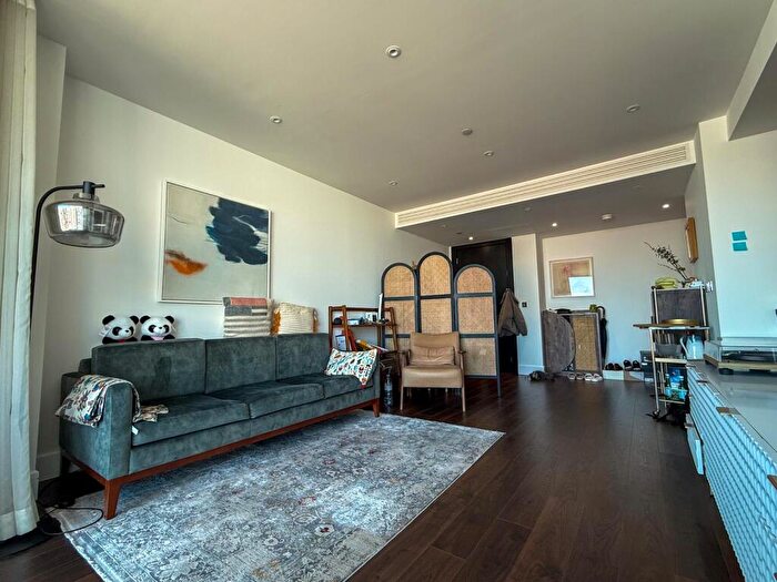 2 Bedroom Flat To Rent In Cassia House, Piazza Walk, Tower Hamlets, London, E1