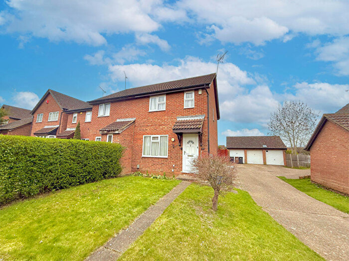 3 Bedroom End Of Terrace House For Sale In Goldcrest Close, Luton, LU4