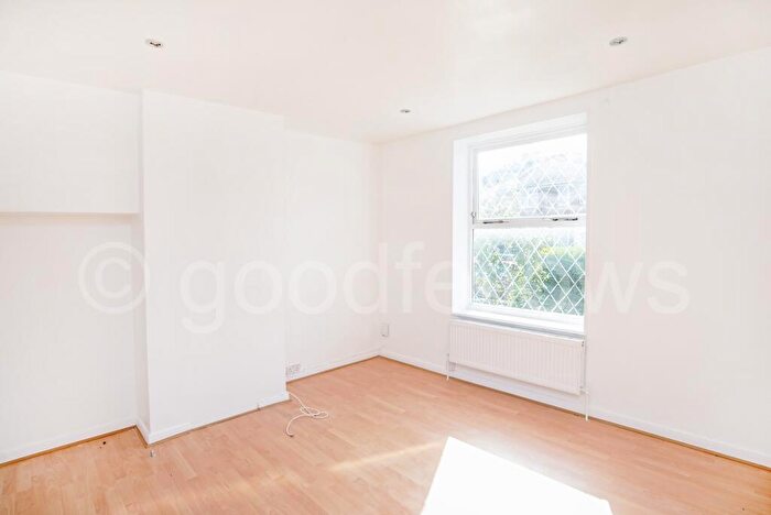 3 Bedroom House To Rent In Shap Crescent, Carshalton, Surrey, SM5