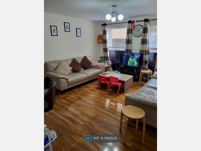 2 Bedroom Flat To Rent In Lanadron Close, Isleworth, TW7