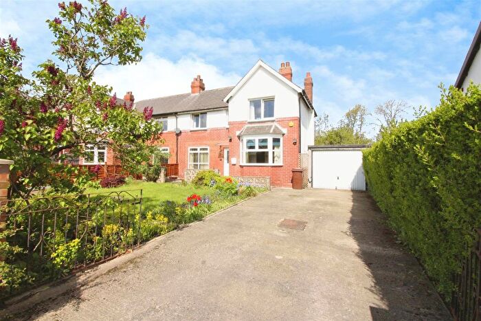 3 Bedroom Semi-Detached House For Sale In Barwick Road, Leeds, LS15