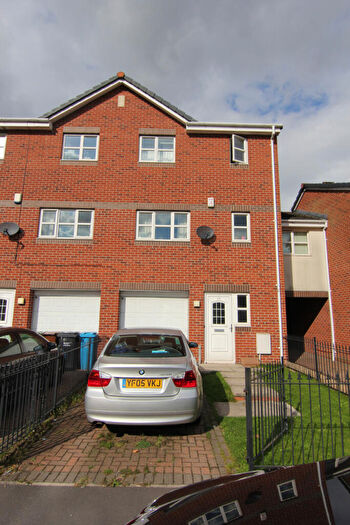 4 Bedroom Town House To Rent In Manchester, Moston, M40