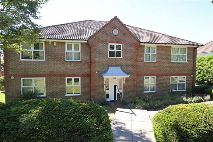 2 Bedroom Flat To Rent In Lockswood Close, Cockfosters, EN4