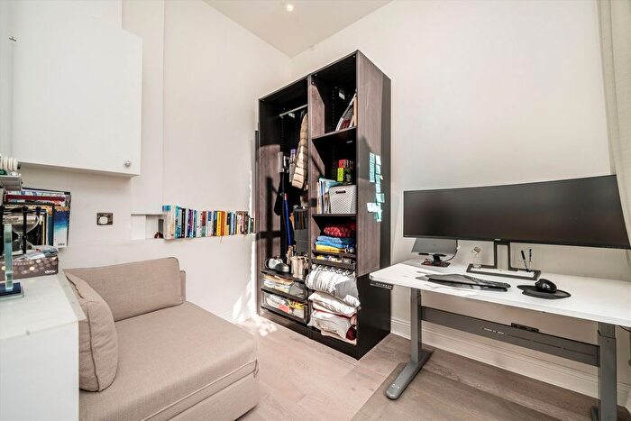 2 Bedroom Flat For Sale In Fulham Palace Road, Hammersmith, W6