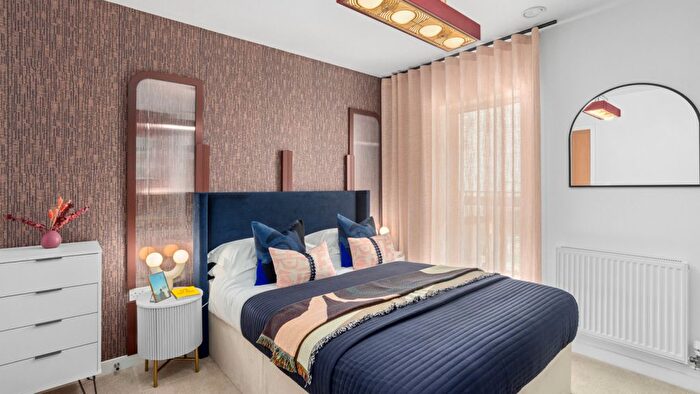 2 Bedroom Flat For Sale In Longwater Avenue, Reading, RG2